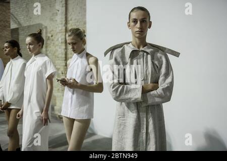 KIEW, UKRAINE - 02. SEPTEMBER 2019: Backstage DZHUS Show während der Ukrainischen Fashion Week Frühjahr/Sommer 2020. Tag 3. Stockfoto