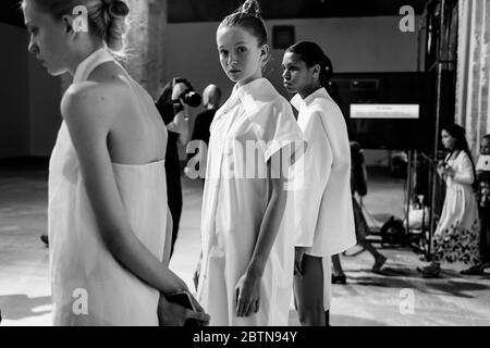 KIEW, UKRAINE - 02. SEPTEMBER 2019: Backstage DZHUS Show während der Ukrainischen Fashion Week Frühjahr/Sommer 2020. Tag 3. Stockfoto