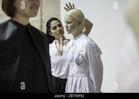 KIEW, UKRAINE - 02. SEPTEMBER 2019: Backstage DZHUS Show während der Ukrainischen Fashion Week Frühjahr/Sommer 2020. Tag 3. Stockfoto