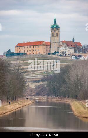 Panoramablick über Melnik, die wunderschöne historische Stadt in der Nähe von Prag, Tschechien am Zusammenfluss der Flüsse Moldau und Elbe. Stockfoto