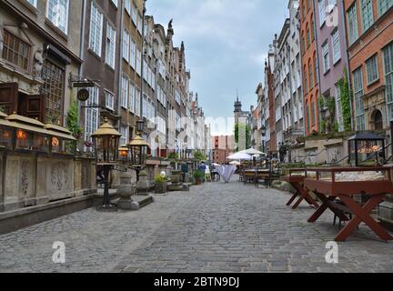 DANZIG, POLEN - 27. JUNI 2015: Mariacka Straße in der Danziger Altstadt. Mariacka ist eine der berühmtesten Straßen in Danzig mit vielen Bernsteinläden Stockfoto