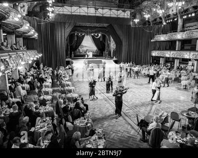 Im Blackpool Tower Ballroom, Blackpool Promenade, Lancashire, England, People Dancing Stockfoto