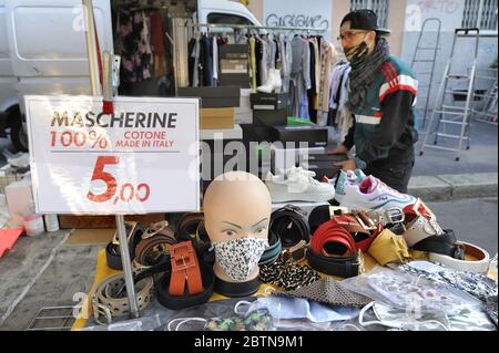 Mailand (Italien), Wiedereröffnung der Straßenmärkte mit allen Sicherheitsmaßnahmen nach zwei Monaten der Sperrung für die Coronavirus-Epidemie Stockfoto