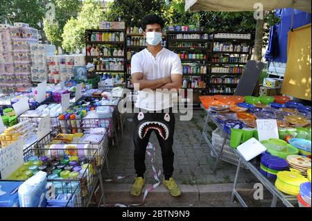 Mailand (Italien), Wiedereröffnung der Straßenmärkte mit allen Sicherheitsmaßnahmen nach zwei Monaten der Sperrung für die Coronavirus-Epidemie Stockfoto