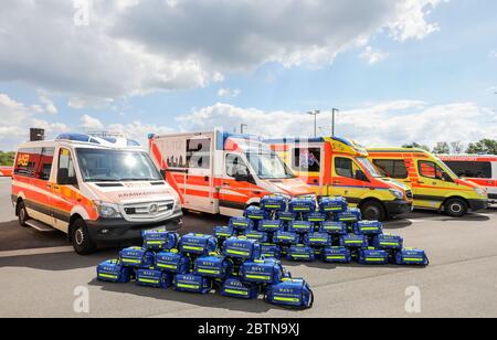 27. Mai 2020, Sachsen, Leipzig: Vor mehreren Krankenwagen befinden sich Spezialtaschen für sogenannte "schwere Unfall- und Krankheitsfälle" (MANV). Der Beutel enthält unter anderem spezielle Verbandbinden zum Abhalten von Blutungen bei schweren äußeren und inneren Verletzungen sowie Markierungen für Menschen mit unterschiedlichem Schweregrad. Bei einem Massenunfall sind zunächst nur wenige Rettungsteams mit einer großen Anzahl von Verletzten konfrontiert. Das Überleben von so vielen Patienten wie möglich kann durch die Sortierung und Kennzeichnung der verschiedenen Grad der Verletzung und dann Organisation der Behandlung oder r gewährleistet werden Stockfoto