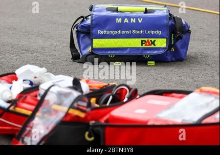 27. Mai 2020, Sachsen, Leipzig: Auf dem Boden wird eine spezielle Tasche für sogenannte "Massenverletzte und Kranke" (MANV) aufgestellt. Im Inneren des Beutels befinden sich unter anderem spezielle Verbandbinden zum Ablassen von Blutungen bei schweren äußeren und inneren Verletzungen sowie Markierungen für Verletzte in unterschiedlichem Maße. Bei einem Massenunfall sind zunächst nur wenige Rettungsteams mit einer großen Anzahl von Verletzten konfrontiert. Das Überleben von möglichst vielen Patienten kann durch die Sortierung und Kennzeichnung der verschiedenen Verletzungsgrade und die Organisation der Behandlung oder Entfernung gewährleistet werden. Almo Stockfoto