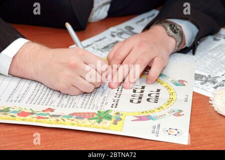 Traditionelle jüdische Hochzeit, Unterzeichnung prenuptial Vereinbarung ketubah. Jüdischer Ehevertrag. Stockfoto