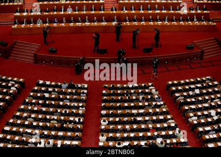 Peking, China. Mai 2020. Chinas Spitzenpolitiker und Delegierte nehmen am Mittwoch, den 27. Mai 2020, an der Abschlussfeier der Politischen Beratenden Konferenz des chinesischen Volkes (CPPCC) in der Großen Halle des Volkes in Peking Teil. Nachdem sie aufgrund des Coronavirus-Ausbruchs vom März verschoben wurde, schloss die jährliche Parlamentssitzung des CPPCC in der Hauptstadt mit über zweitausend Delegierten aus ganz China. Foto von Stephen Shaver/UPI Quelle: UPI/Alamy Live News Stockfoto