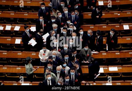 Peking, China. Mai 2020. Chinesische Delegierte verlassen die Abschlussfeier der Politischen Beratenden Konferenz des chinesischen Volkes (CPPCC) in der Großen Halle des Volkes in Peking am Mittwoch, den 27. Mai 2020. Nachdem sie aufgrund des Coronavirus-Ausbruchs vom März verschoben wurde, schloss die jährliche Parlamentssitzung des CPPCC in der Hauptstadt mit über zweitausend Delegierten aus ganz China. Foto von Stephen Shaver/UPI Quelle: UPI/Alamy Live News Stockfoto