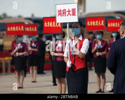 Peking, China. Mai 2020. Bushostessen warten auf chinesische Delegierte, die am Mittwoch, den 27. Mai 2020, die Abschlussfeier der Politischen Konsultativkonferenz des chinesischen Volkes (CPPCC) in der Großen Halle des Volkes in Peking verlassen. Nachdem sie aufgrund des Coronavirus-Ausbruchs vom März verschoben wurde, schloss die jährliche Parlamentssitzung des CPPCC in der Hauptstadt mit über zweitausend Delegierten aus ganz China. Foto von Stephen Shaver/UPI Quelle: UPI/Alamy Live News Stockfoto