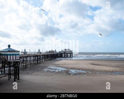 Blackpool Tourist Seafront Beach North Pier in Lancashire England Großbritannien Stockfoto