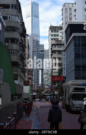 Hongkong, China - 27. Nov 2016: Altes Apartmentgebäude und modernes Hochhaus in der Nähe der U-Bahn-Station in hongkong Stockfoto