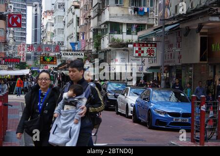 Hongkong, China - 27. Nov 2016: Luxusautos parken neben der Fußgängerzone auf der Hongkong Straße Stockfoto