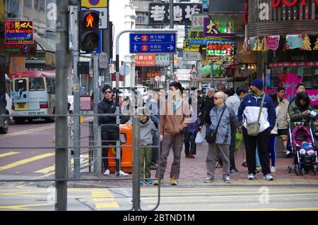 Hongkong, China - 27. Nov 2016: Fußgänger warten am Zebra, überqueren die rote Ampel an der Kreuzung nahe Jordan und Austin U-Bahn-Station in Hongkon Stockfoto