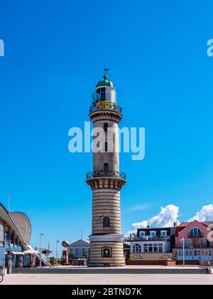 Blick auf den Leuchtturm in Warnemünde, Deutschland. Stockfoto