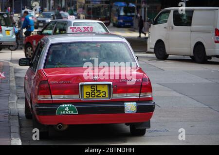 Hongkong, China - 27. November 2016: Rotes Toyota Crown LPG Taxi in Hongkong Stockfoto