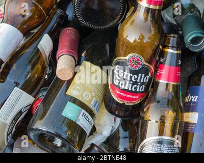 Irgendwo in Spanien, 25. August 2018: Nahaufnahme von aufgestapelten leeren Bierflaschen, besonders Estrella; und Wein Stockfoto