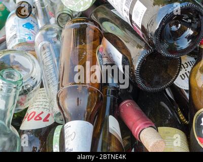 Irgendwo in Spanien, 25. August 2018: Nahaufnahme von aufgestapelten leeren Flaschen Bier und Wein Stockfoto