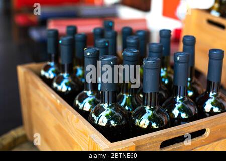 Eine Holzkiste mit Weinflaschen gefüllt. Bankfeier in einem Open-Air-Restaurant. Stockfoto