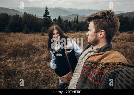 Happy Hipster Reisenden Paar Selfie auf den Bergen und Lachen. Wanderlust und Reisekonzept mit Raum für Text. Emotionale Moment der s Stockfoto