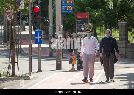 BELGRAD, SERBIEN - 4. MAI 2020: Junge Leute, zwei junge Männer, Freunde, gehen mit Gesichtsmaske Schutzausrüstung auf Coronavirus Covid 19 Krise. Stockfoto