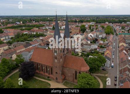 Neuruppin, Deutschland. Mai 2020. Blick über die Stadt, die Türme der Klosterkirche St. Trinitatis sind von weitem sichtbar. Die Kirche aus dem Jahr 1246 ist das Wahrzeichen der Stadt. Quelle: Paul Zinken/dpa-Zentralbild/ZB/dpa/Alamy Live News Stockfoto