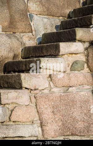 Klassische Hafenmauer aus Granit Stufen auf der Insel Jersey, Channel Islands, Großbritannien Stockfoto