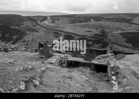 Zwei Schächte, die von der Rückseite der Ruinen der Schmelzerei bei Surrender Smellt Mill, Mill Gill, North Yorkshire, England, Großbritannien, ausgehen. S/w-Version Stockfoto