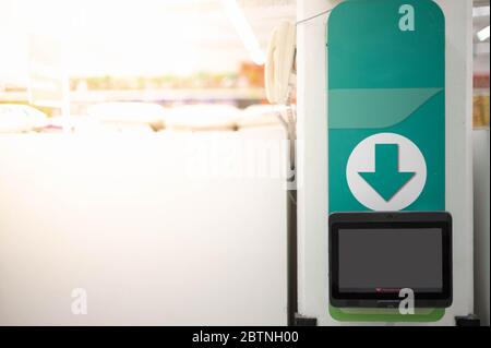 Der Barcode-Preisscanner an der Wand in einem Supermarkt für Selbstbedienungs-Check Preis und Information, die neue Technologie für die unabhängige Prüfung der V Stockfoto