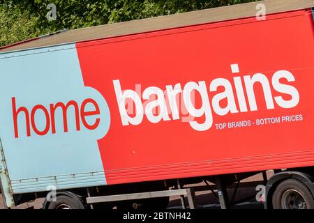 Startseite Schnäppchen; Spedition Lieferwagen, LKW, Transport, LKW, Frachtführer, Fahrzeug, Europäische kommerzielle Transportindustrie LKW, M6 in Manchester, Großbritannien Stockfoto