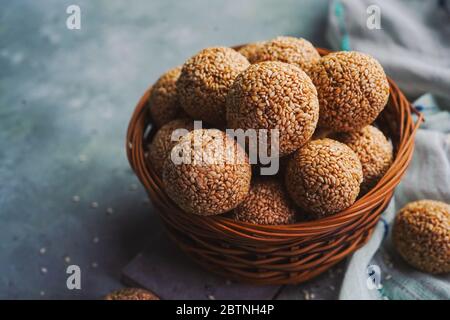 Sesamsamen Laddu oder Ladoo/hausgemachte Ellunda, selektiver Fokus Stockfoto