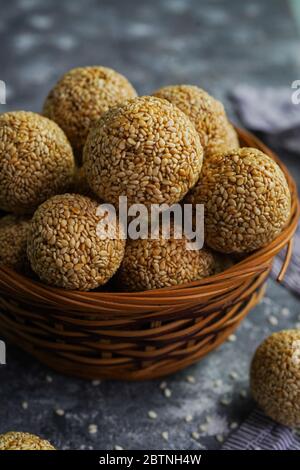 Sesamsamen Laddu oder Ladoo/hausgemachte Ellunda, selektiver Fokus Stockfoto