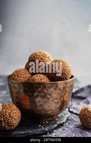 Sesamsamen Laddu oder Ladoo/hausgemachte Ellunda, selektiver Fokus Stockfoto