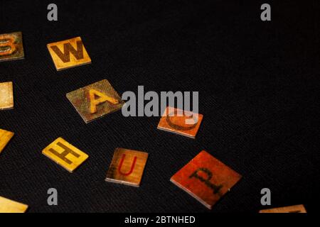 Zufällige Buchstaben des Alphabets auf schwarzem Hintergrund Stockfoto