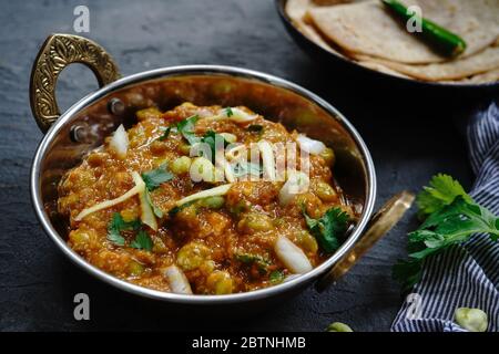 Grüne Chana Masala mit Roti/Hare Chane KI Sabzi Stockfoto