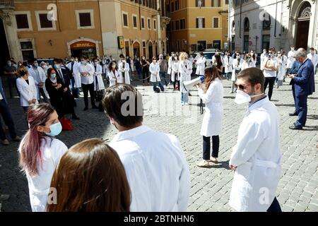 Roma, Italien. Mai 2020. Rom 27. Mai 2020. Montecitorio. Demonstration der jungen Ärzte, Medizinstudenten und Praktikanten, um gegen das "Wirtschaftsaufschwung-Dekret" zu protestieren, die schlechte Aufmerksamkeit gegenüber den jungen weißen Mänteln. Foto Samantha Zucchi Insidefoto Quelle: Insidefoto srl/Alamy Live News Stockfoto