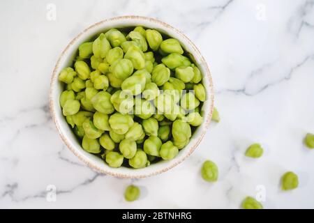 Grüne Kichererbsen oder Garbanzo-Bohnen in einer Schüssel mit Kopierfläche Stockfoto