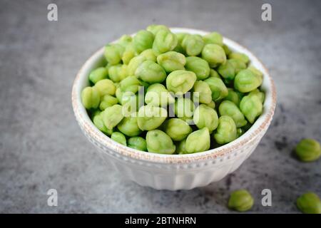 Grüne Kichererbsen oder Garbanzo-Bohnen in einer Schüssel mit Kopierfläche Stockfoto