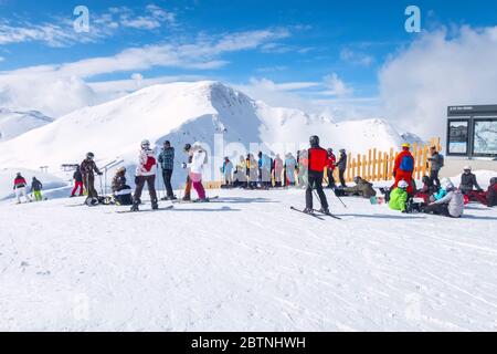Saalbach-Hinterglemm, Österreich - 1. März 2020: Skifahrer und Snowboarder bereit zum Skifahren von der Top-Liftstation Stockfoto