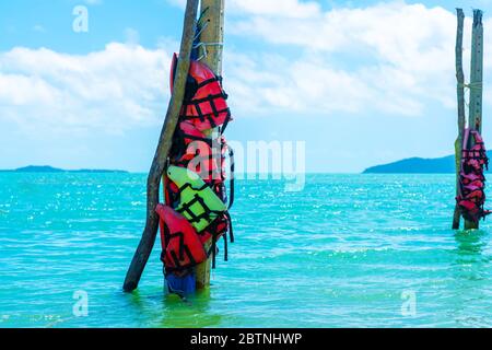 Schwimmwesten sind auf der See an Pfeilern befestigt. Bojen, für die es nicht empfohlen wird zu schwimmen Stockfoto