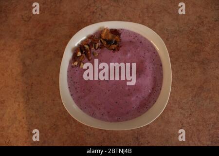 Yogurt with tropical fruits and cereal Stockfoto