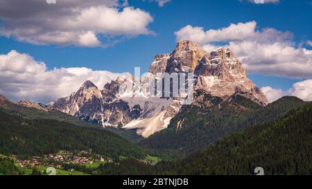 Panoramafotor des Pelmo (italienische dolomiten) gegen blauen Himmel, mit der Stadt Selva di Cadore im Fiorentina-Tal (Italien, Venetien) Stockfoto