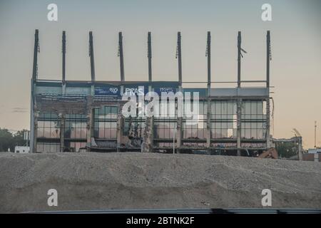 Madrid, Spanien. Mai 2020. Blick auf die Ruinen des Vicente Calderon Stadions, das über 50,000 Personen Platz hatte und sich am Ufer des Manzanares im Arganzuela Bezirk der spanischen Hauptstadt befand. Der Abriss des alten Stadions von Atletico Madrid, das der La Liga Club von 1966 bis 2017 als Heimat nannte, ist fast vorbei. (Foto von Alberto Sibaja/Pacific Press/Sipa USA) Quelle: SIPA USA/Alamy Live News Stockfoto