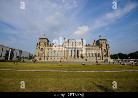 Stadtleben der Stadt mit dem berühmten Reichstagsgebäude. 19. August 2015, Berlin, Deutschland