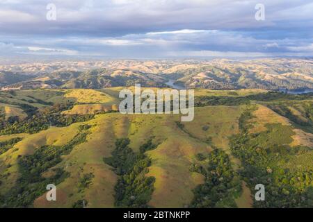 Am späten Nachmittag erleuchtet die Sonne die schönen, ländlichen Hügel und Täler der East Bay, östlich der San Francisco Bay im Norden Kaliforniens. Stockfoto