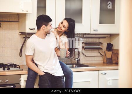 Schöne Familie, die gemeinsam Tee in ihrer Wohnung genießt Stockfoto