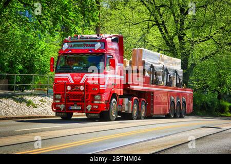 Rot kundenspezifischen Volvo FH12 Globetrotter XL Cab A. Street Trans zieht Sattelauflieger mit Baumaterialien geladen. Helsinki, Finnland. 26.Mai 2020 Stockfoto