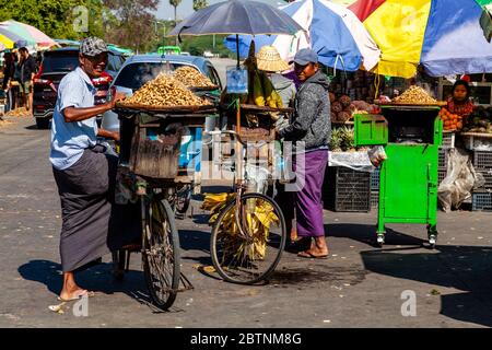 Lokale Menschen verkaufen Street Food an EINEM Busbahnhof in der Nähe von Bagan, Mandalay Region, Myanmar. Stockfoto