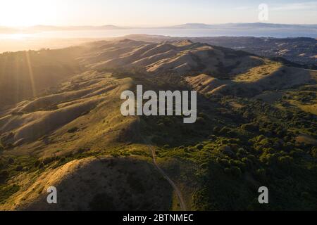 Am späten Nachmittag erleuchtet die Sonne die schönen, ländlichen Hügel und Täler der East Bay, östlich der San Francisco Bay im Norden Kaliforniens. Stockfoto