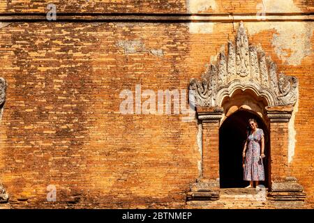 Eine Besucherin im Dhammayangyi Tempel, Bagan, Mandalay Region, Myanmar. Stockfoto